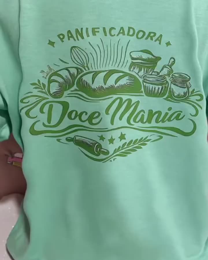 Camiseta verde com a marca de uma panificadora no peito