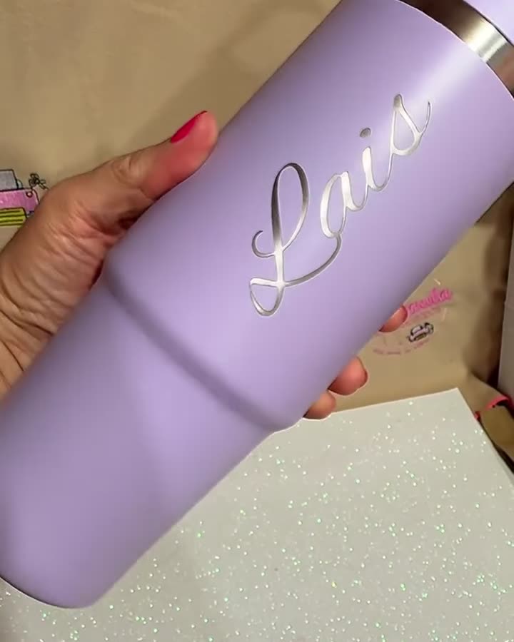 Garrafa térmica lilás com o nome Lais gravado