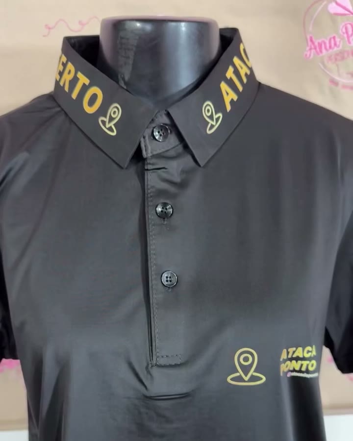 Polo preta com o nome da empresa na gola