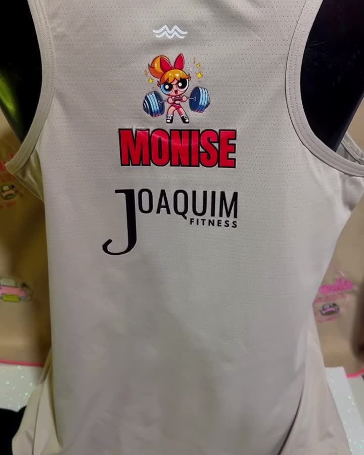 Regata com nome e marca nas costas