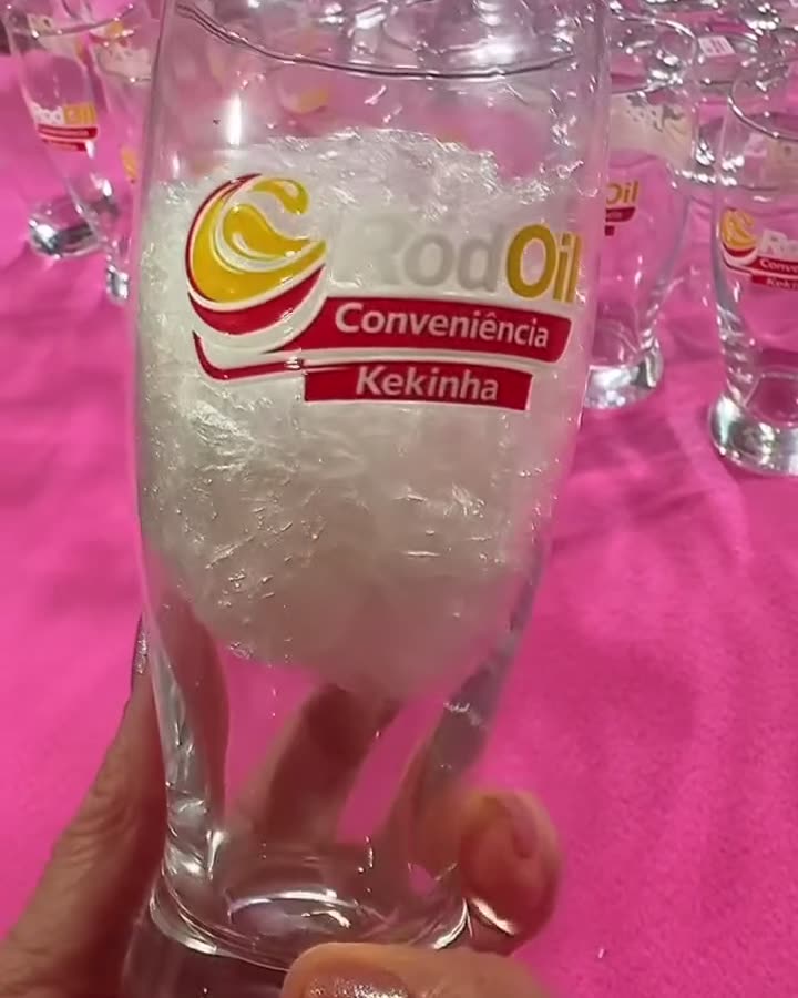 Taça de vidro com a marca de uma loja de conveniência