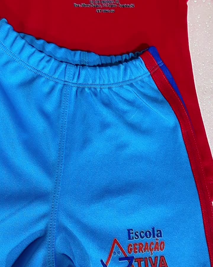 Uniforme escolar com a marca da escola